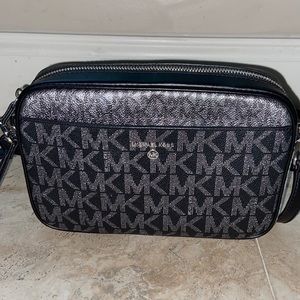 Micheal Kors Women’s Handbag ( New Without Tags)